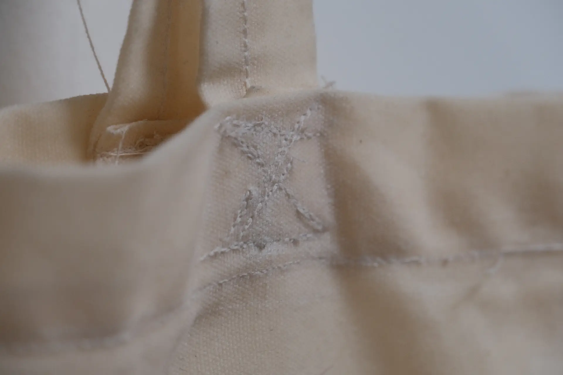 A close-up of the test tote’s sloppy strap stitching.